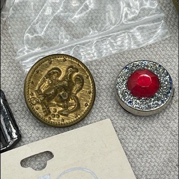 Vintage Mixed Lot of Clothing Coat Buttons in Clear Box - Picture 13 of 16